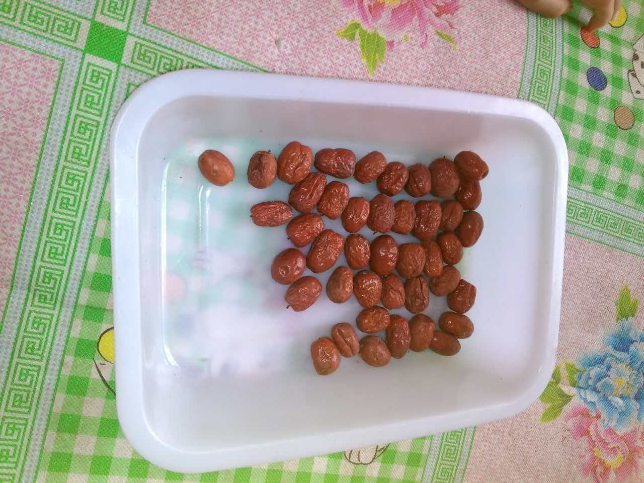 红枣干果盘中的干红枣片