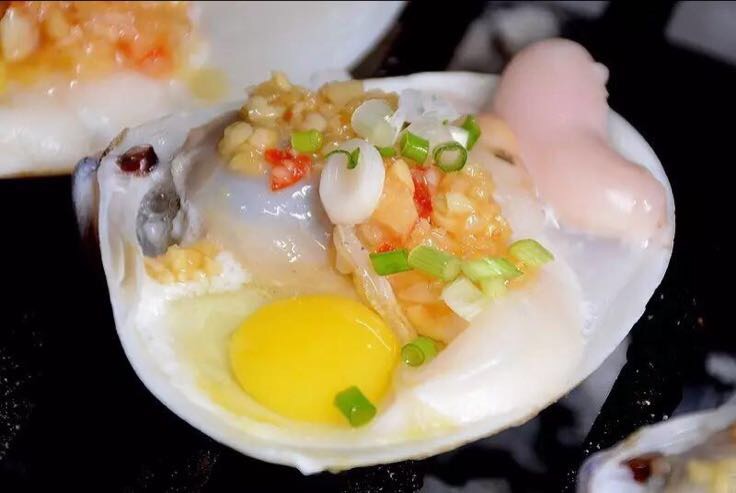 花蛤蒸蛋特写：瓷碗中嫩滑金黄蒸蛋表面均匀铺陈12只开口花蛤，蛤肉微蜷呈乳白色，蛋面泛琥珀光泽，无气孔无蜂窝，汤汁清亮见底