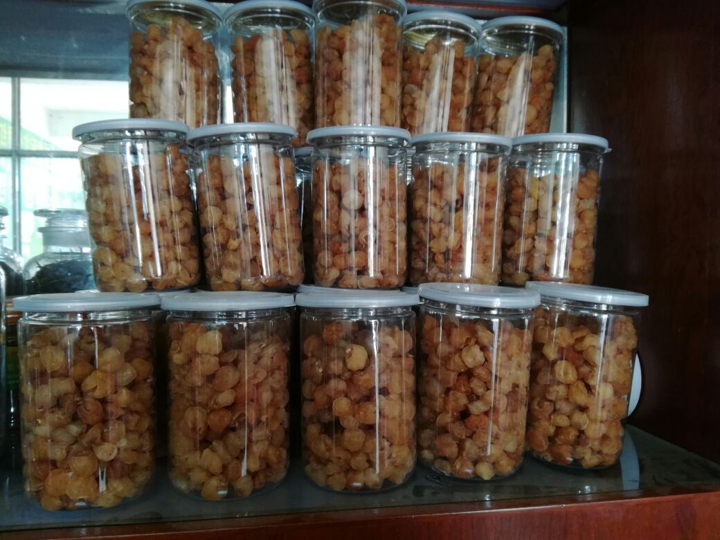 超市冷柜中陈列的当季鲜桂圆与传统桂圆干对比图