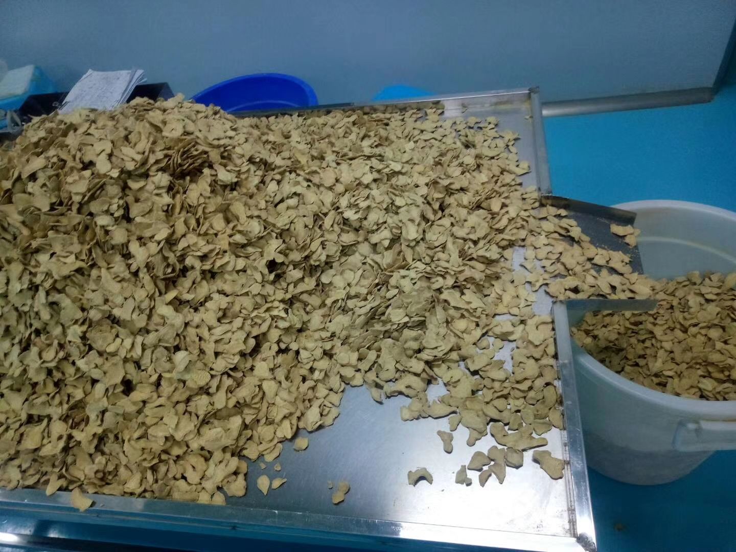 中药铺中的老姜药材展示