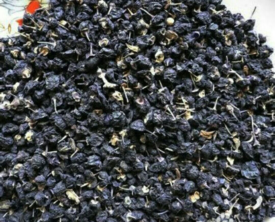 专业仓储环境示意：恒温恒湿洁净车间内，多层不锈钢货架整齐码放铝箔真空包装黑枸杞箱，温控屏实时显示T=12.3℃、RH=35.6%，顶部LED灯带为暖黄光无紫外辐射