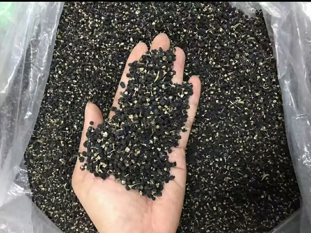 黑枸杞牛奶饮制作过程特写图
