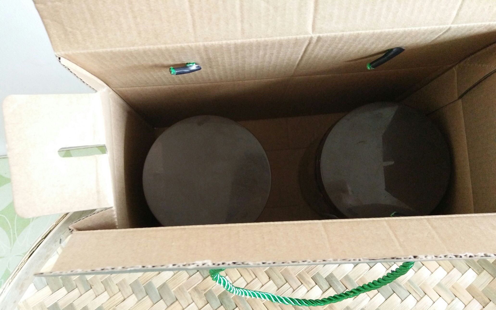 现代风格的八角产品包装盒,采用牛皮纸材质,正面印有‘八角亭 魅力老寨 冰岛特级八角’字样,右下角贴有可扫描的二维码标签,旁边放置一小撮散装八角,展示其完整的星状结构和深红色泽 带二维码标签的八角产品包装盒