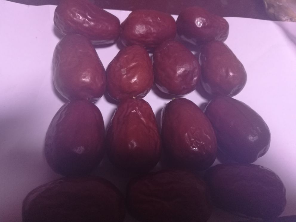 骏枣与普通红枣对比图,突出其个大、色红、果肉厚实的特点 骏枣与其他红枣对比图