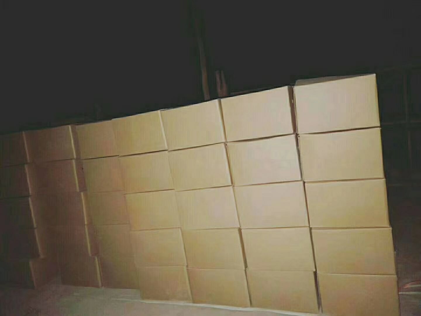 展示脆枣的密封包装和存放环境,背景为厨房或食品储藏柜 脆枣包装与存放示意图