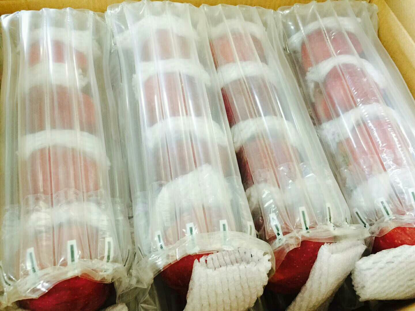 花牛苹果品牌包装盒与冷链运输车,展示从生产到物流的完整链条 花牛苹果品牌包装与冷链运输车