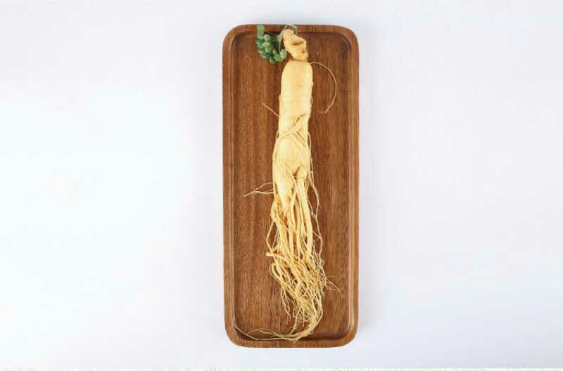 鲜人参与湿润苔藓的搭配展示