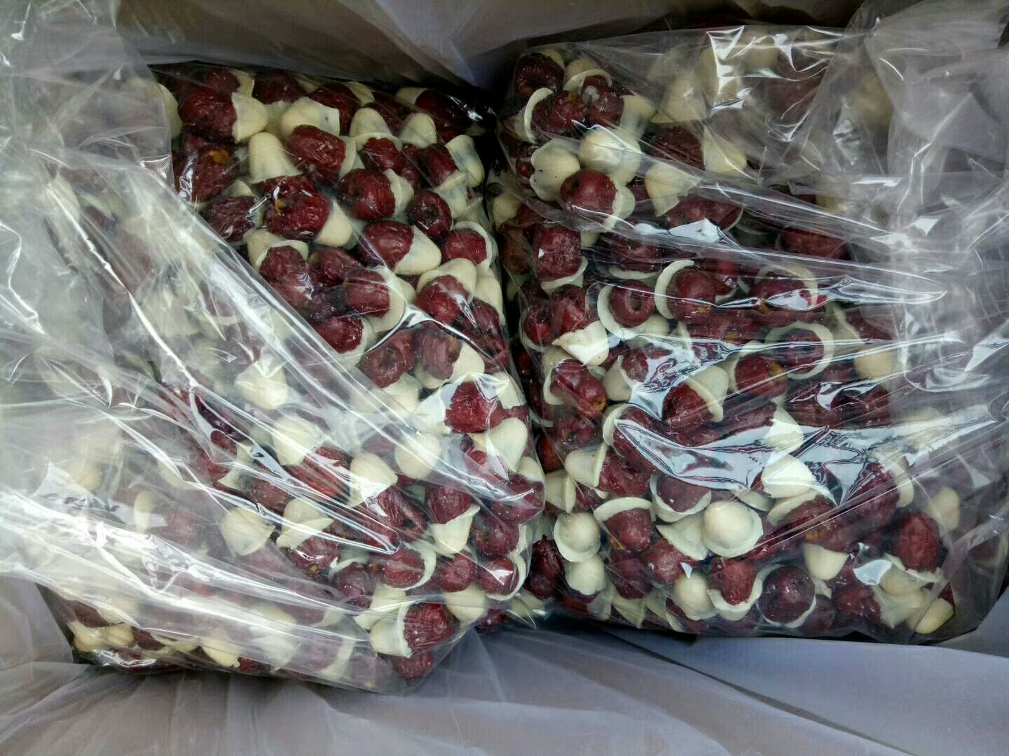 脆枣保存前后对比实物图：左列三组为同一品牌脆枣在不同条件存放30天后状态——A组（铝箔袋4℃）保持金黄饱满、无粘连；B组（透明PE袋25℃）明显褐变、边缘卷曲、部分粘连；C组（敞口陶瓷盘25℃）完全软化、表面泛白、碎屑增多