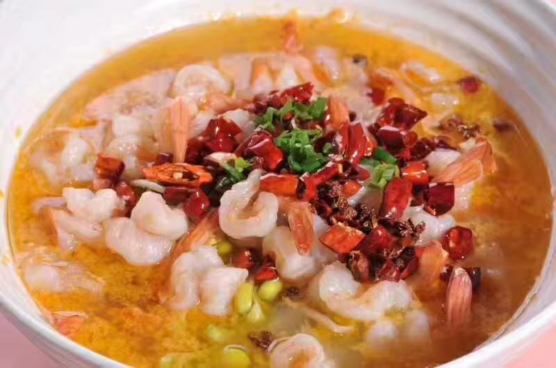 一锅色泽金黄、香气扑鼻的柠檬泡椒金汤,搭配新鲜食材与辣椒的完美融合 柠檬泡椒金汤成品图