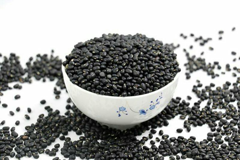 黑豆与量勺对比图