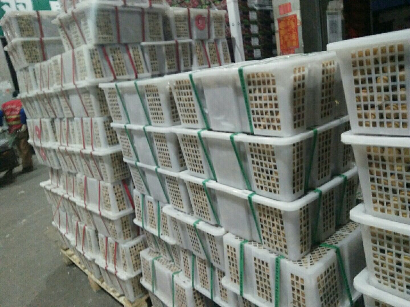 市场上的石硖龙眼销售场景