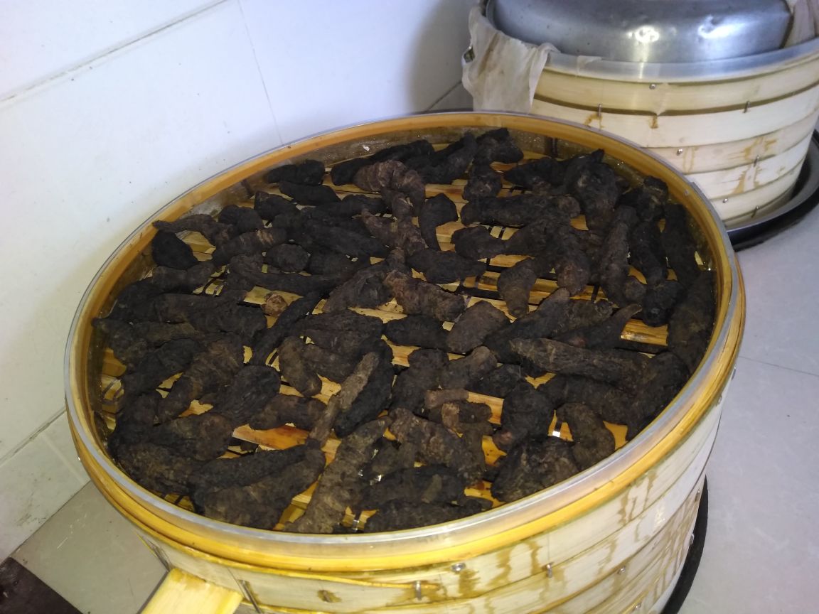 传统九蒸九晒熟地黄制作场景