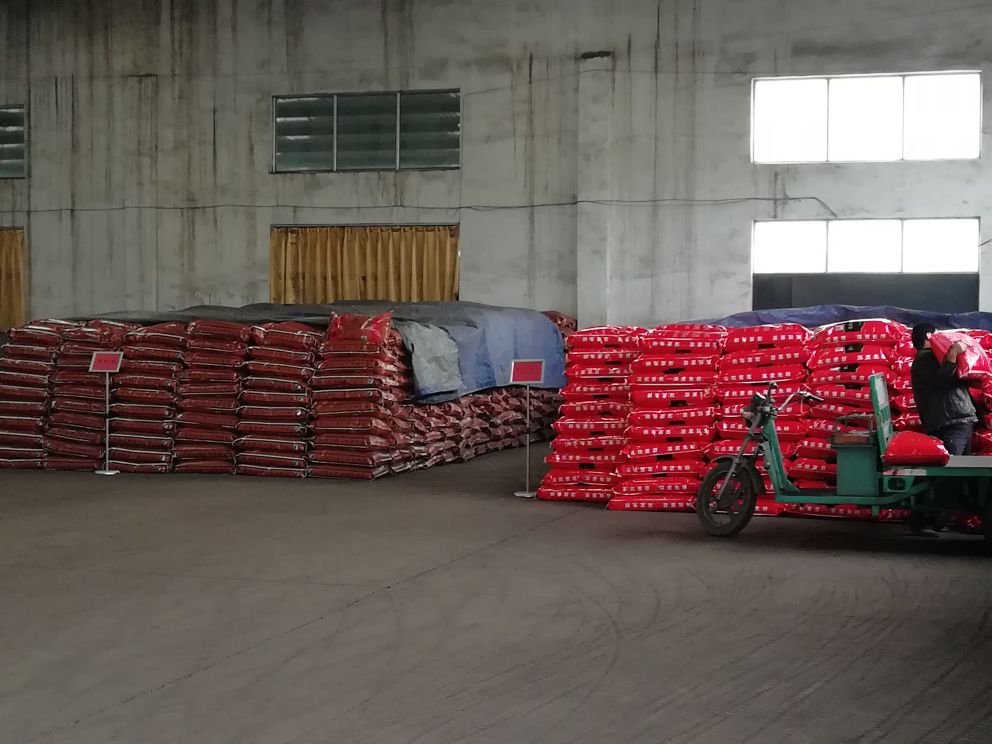 图片说明:展示草甘膦、草铵膦、百草枯等常见除草剂产品包装与使用场景示意图 常用除草剂产品示意图