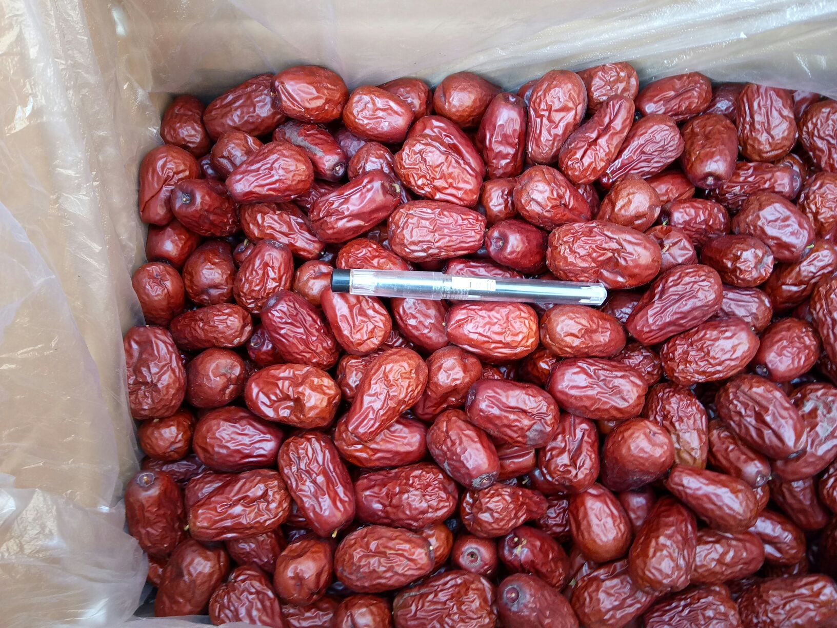 两张并列摆放的骏枣对比图:左侧为优质骏枣,颜色深红、大小均匀、无破损;右侧为劣质骏枣,颜色发黑、表面有白霜状物(疑似霉变)、个别果实开裂,下方标注‘优选标准’与‘避坑提示’ 骏枣选购对比图