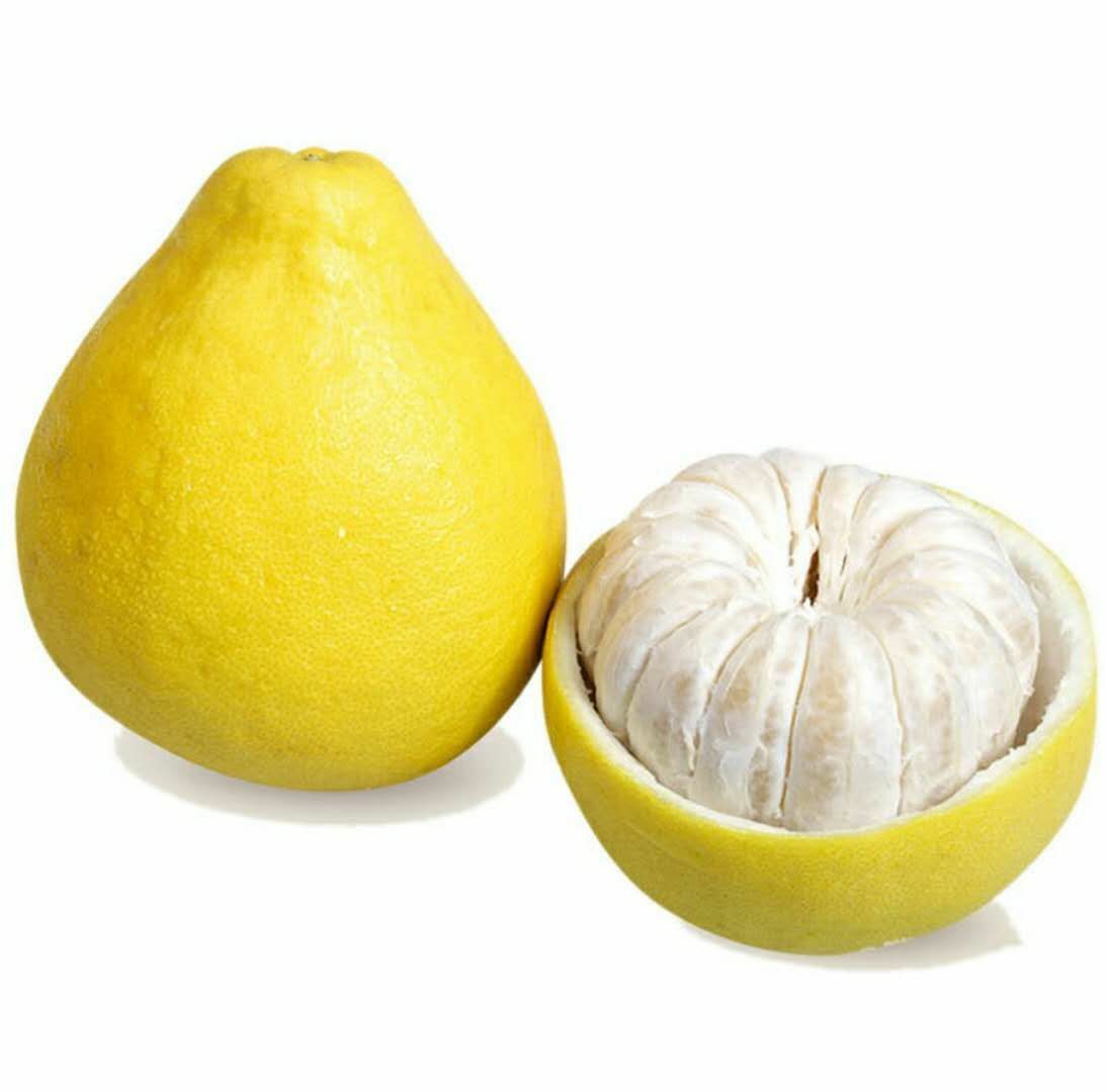 展示完整沙田柚与切开后果瓣分明、果粒饱满的状态 沙田柚切开与果肉细节展示