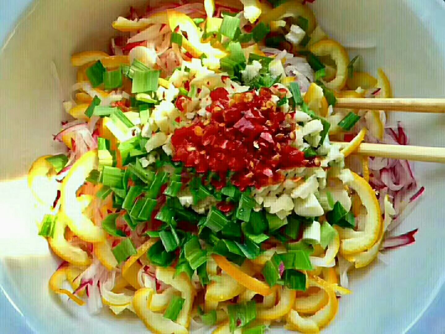 摆盘精致的味美汁赣南脐橙沙拉特写，橙片与绿叶蔬菜交错，淋有光泽的酱汁，旁边放置半颗切开的脐橙