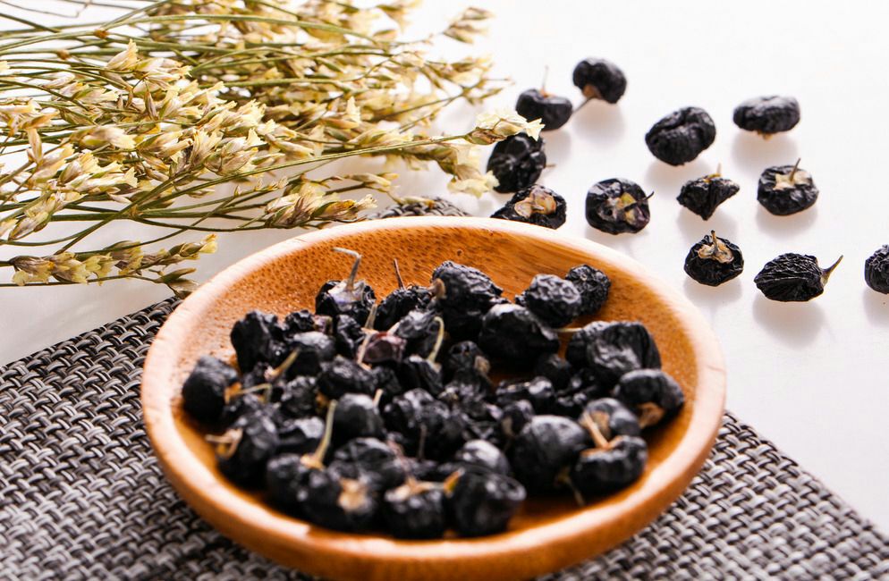 家庭厨房中整理黑枸杞的场景