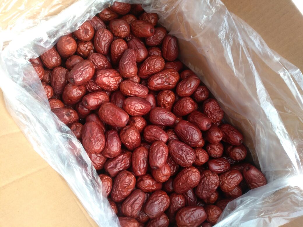 一组透明玻璃罐装满干骏枣,配有硅胶干燥剂包和密封盖,背景为木质储物架,体现家庭健康存储理念 干制骏枣储存容器展示