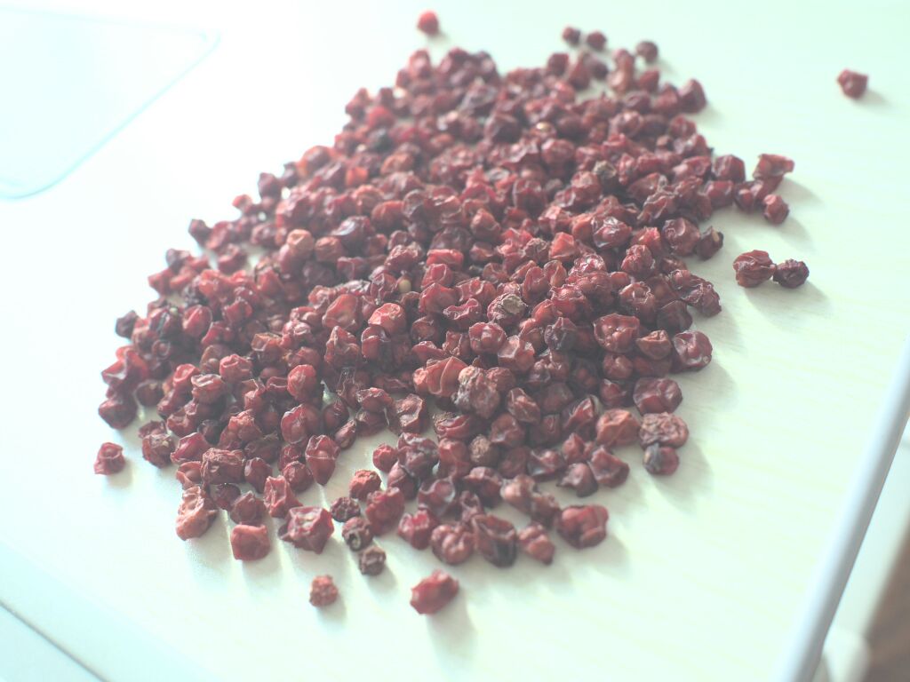 一名身穿白色实验服的研究人员在现代化中药分析实验室中,正将北五味子提取液注入高效液相色谱仪(HPLC),屏幕上显示多个峰值图谱,标注了五味子醇甲、五味子甲素等关键成分的保留时间和浓度数据,体现其科学质量控制过程 实验室检测人员正在操作高效液相色谱仪分析北五味子提取物成分