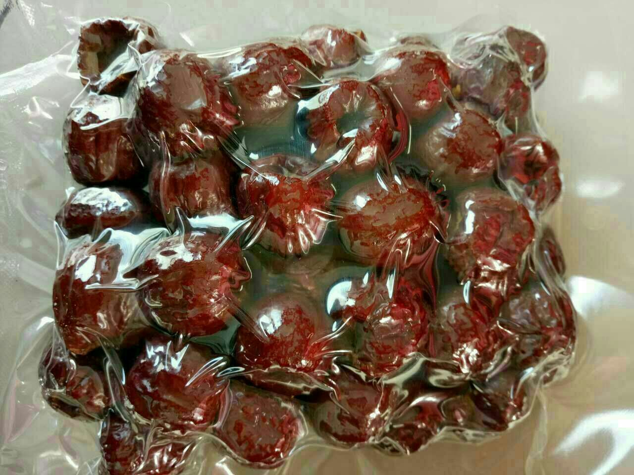 正品与劣质脆枣直观对比:左为低温脱水新疆灰枣脆枣(干燥蓬松、断面呈蜂窝状、无糖渍残留),右为高糖热加工枣脯(表面反光、质地僵硬、罐底糖浆结晶明显) 脆枣产品对比图:左侧为合格新疆灰枣脆枣(透明罐装,枣形完整、色泽琥珀、表面微霜),右侧为劣质糖渍枣(深褐色、黏腻油亮、罐底析出糖浆)