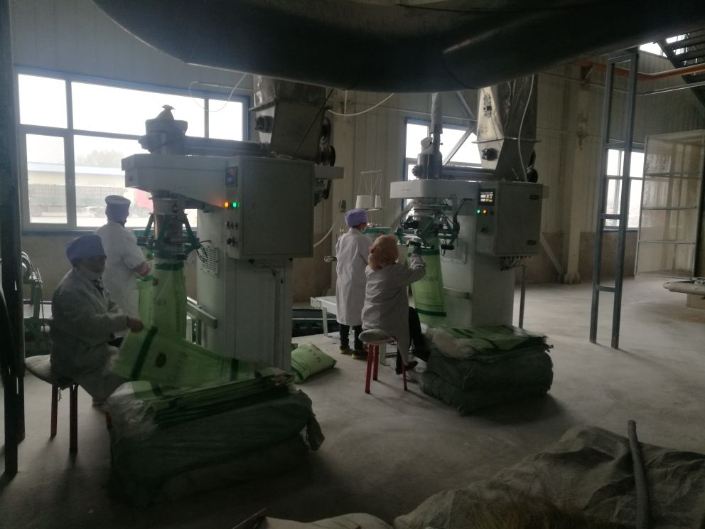 湖南湘潭花石镇湘莲现代化加工车间:全自动光学分选设备实时显示直链淀粉与通心率数据,体现高标准品控流程 湖南湘潭花石镇湘莲加工车间实拍,工人正在操作全自动光学分选机,屏幕显示“直链淀粉18.3%”“通心率91.2%”实时数据,背景可见GMP洁净车间标识
