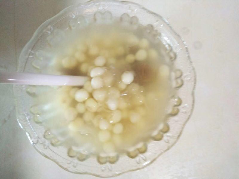 潮汕椰汁香芋芡实煲核心食材特写：左侧为带紫晕的整颗潮汕金芋，中为乳白饱满的鲜芡实仁，右侧为冷藏后析出椰油层的纯正椰浆罐