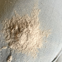 木屑，木屑颗粒原料。木糠粉！