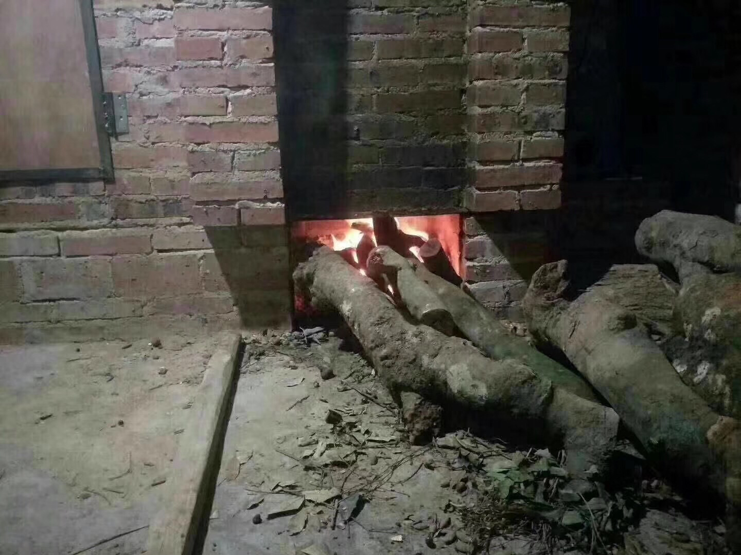 福建安溪传统炭焙桂圆干制作场景