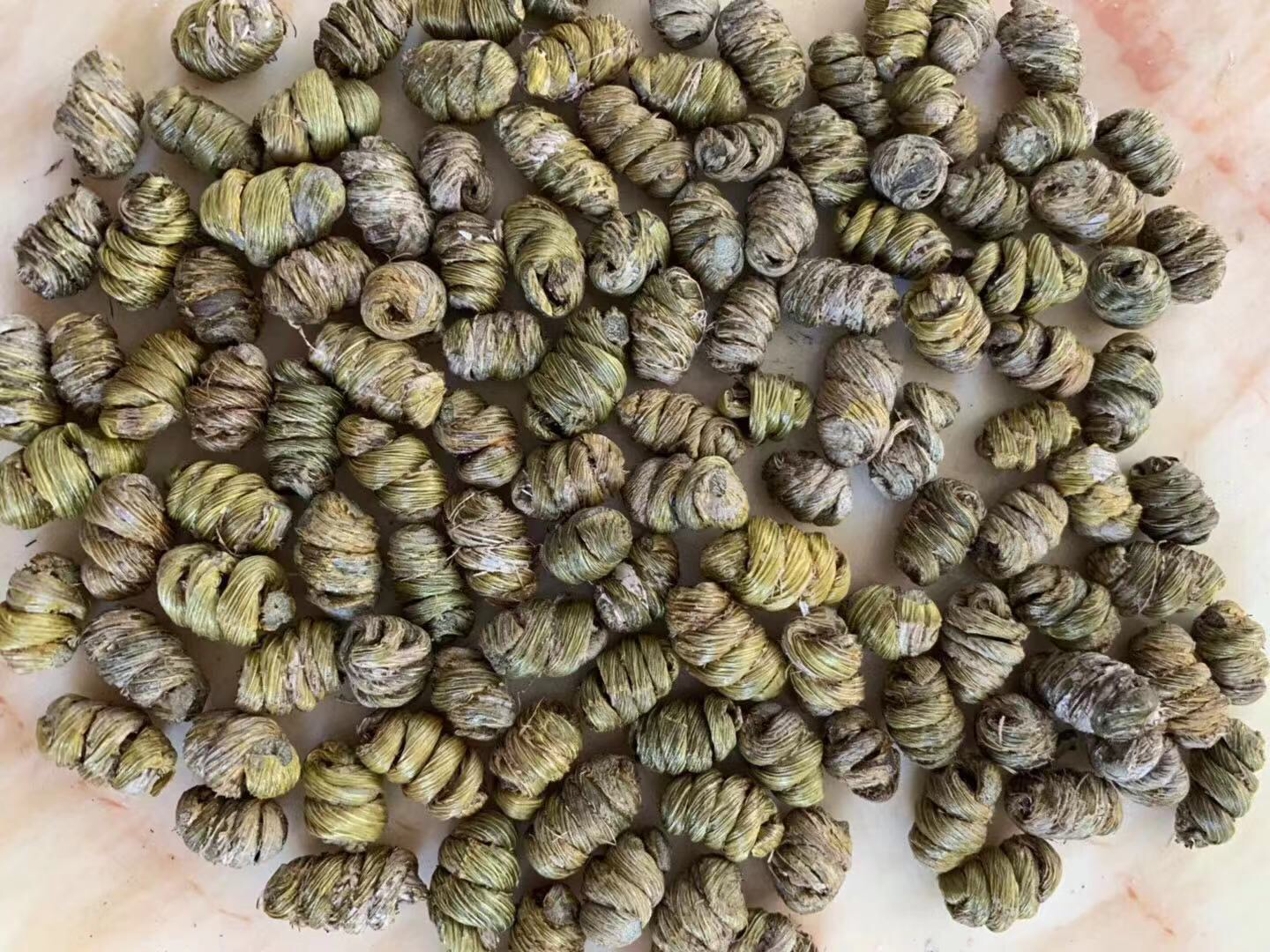 中医体质辨识对照图：三组人物剪影分别标注“脾胃虚寒”“阴虚火旺”“痰湿壅盛”，背景对应石榴食用场景——热姜茶配石榴、冰镇石榴汁配百合、滤汁去籽的玻璃杯