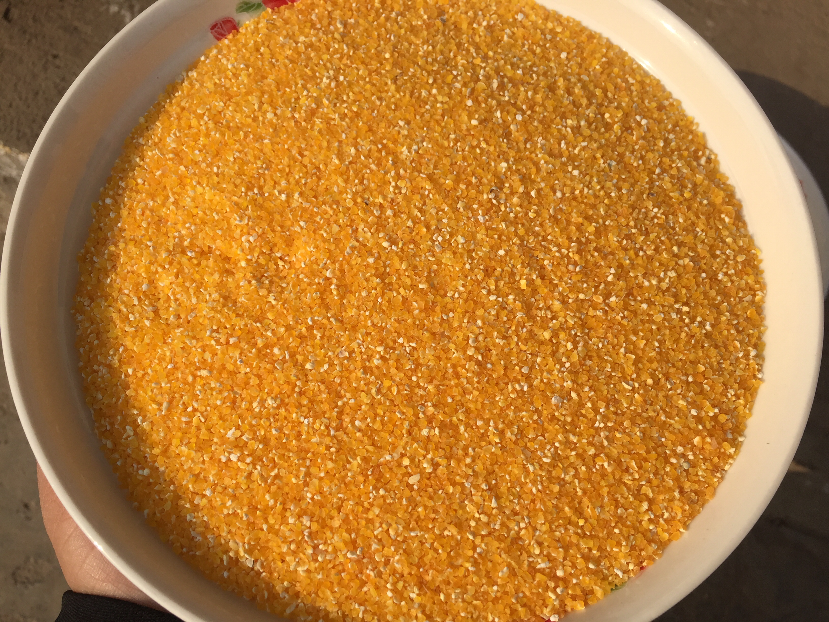 一盘煮熟的玉米切片,呈现金黄色泽,质地饱满 煮熟的玉米切片特写图