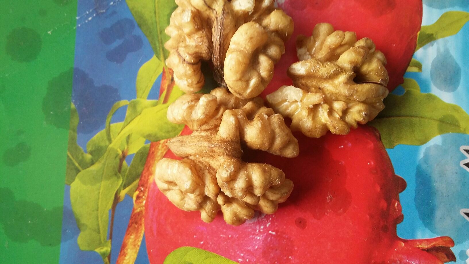 若羌灰枣开果结构图：一颗横向剖开的干枣特写，左侧为完整果皮与浅褐色果肉，右侧露出细小纺锤形果核（长约0.8cm，宽约0.3cm），果肉占比超85%，纤维丝清晰可见，质地致密湿润，无明显空隙或褐变
