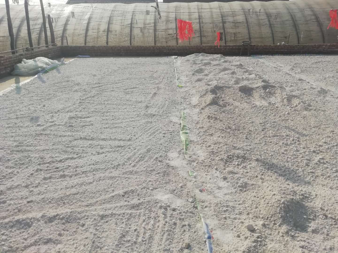 高清微距图:白色红薯粉堆中,透明碱水滴落瞬间被均匀裹覆,呈现细腻湿润絮状结构,无白色干粉颗粒或深色斑点,背景为不锈钢电子秤与玻璃量杯 红薯粉与碱水混合过程特写