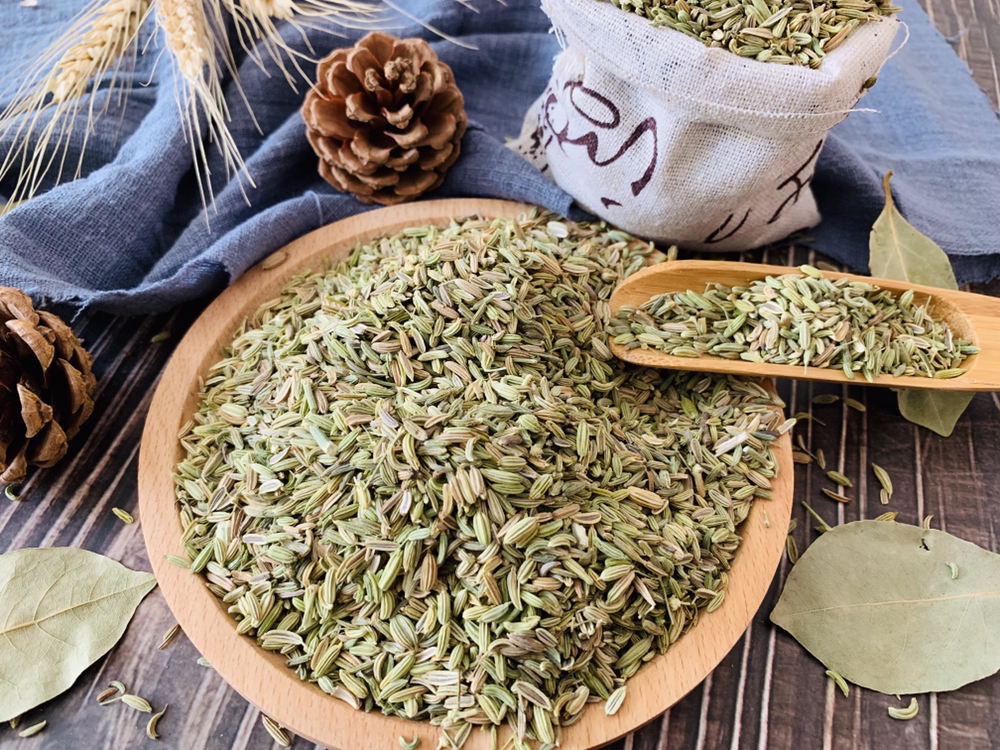 厨房中摆放的八角和小茴香香料特写