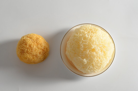 展示几种不同品质银耳的对比,包括颜色、大小、质地 银耳产品对比图