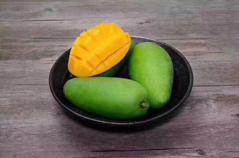 成熟金煌芒与凯特芒摆盘食用场景