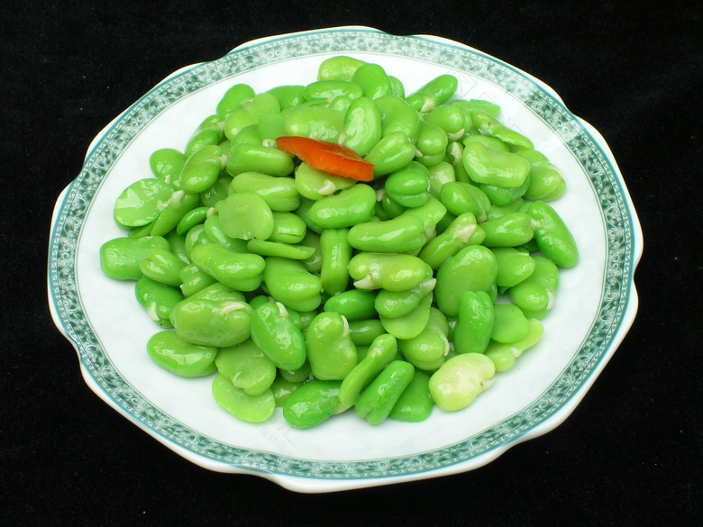 展示一盘以蚕豆为主料的炒菜,搭配胡萝卜、青椒等蔬菜 蚕豆与其他蔬菜搭配炒制的菜肴