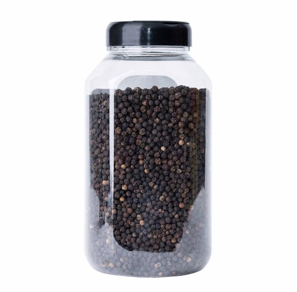 现代厨房玻璃调料柜内整齐排列多个透明密封罐,其中一个标有‘Black Pepper’,内装深色颗粒状黑胡椒,罐体置于阴凉干燥处,远离灶台热源和窗户光线,体现科学储藏方式 厨房调料柜中的胡椒储存场景