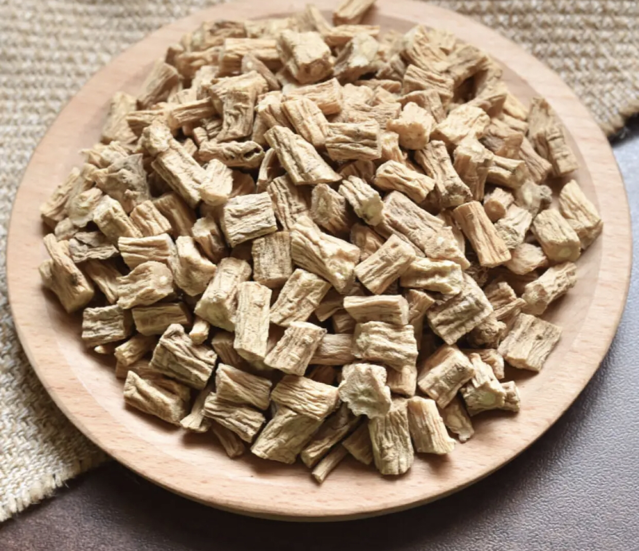 田七红参汤成品摆盘图,配以木质托盘与汤勺,呈现温馨家庭餐桌风格 田七红参汤成品摆盘图