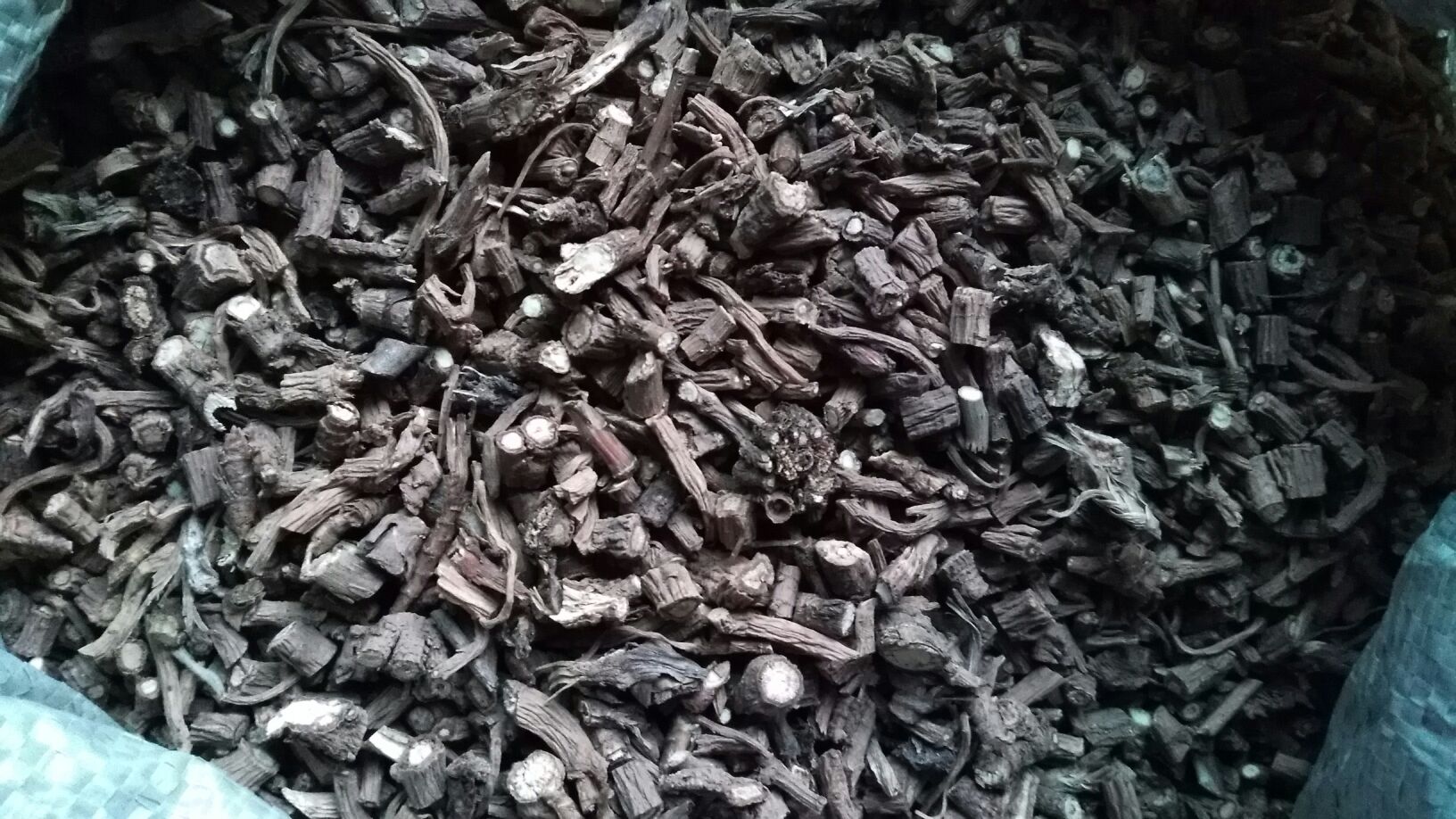 中药饮片对比图:清晰展示两方药材组成差异,突出‘去参草、加枳芍黄’的核心变化;每味药独立小碟盛放,色泽形态真实可辨;小柴胡含人参淡黄片与炙甘草棕红段,大柴胡含大黄橙黄块与枳实绿褐球,视觉对比鲜明 大柴胡汤与小柴胡汤传统中药饮片对比图:左侧为小柴胡汤七味药(柴胡、黄芩、人参、半夏、甘草、生姜、大枣)分装陈列;右侧为大柴胡汤八味药(柴胡、黄芩、半夏、枳实、白芍、大黄、生姜、大枣)分装陈列;两组均标注药材名称与典型用量范围,背景为素雅米色宣纸纹理