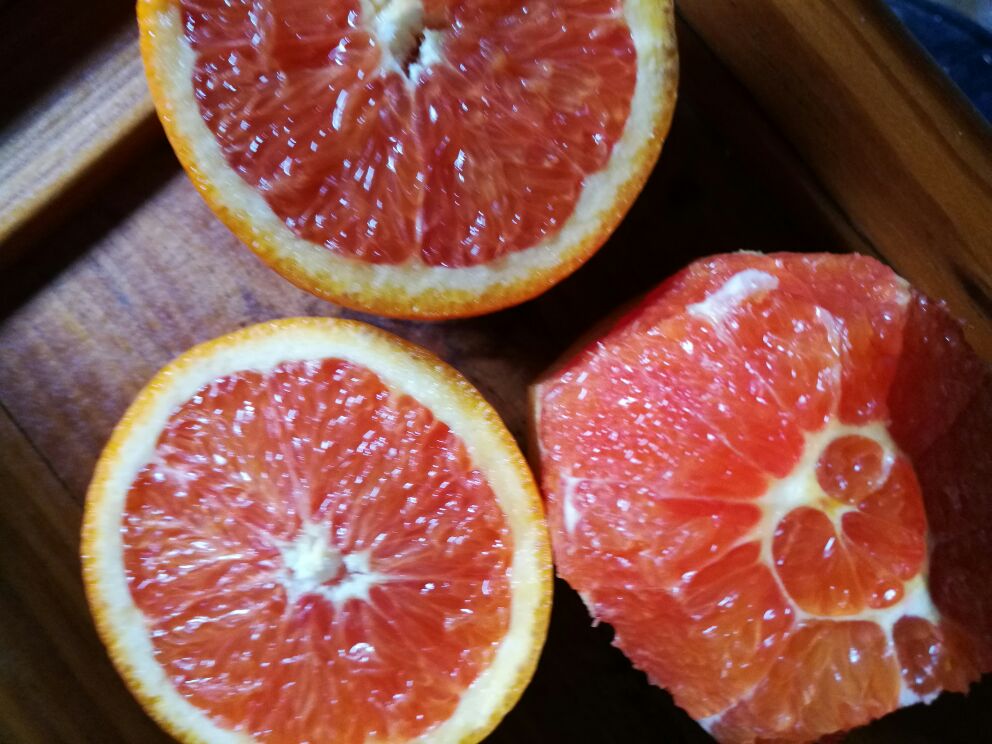 早红脐橙果肉与果皮特写