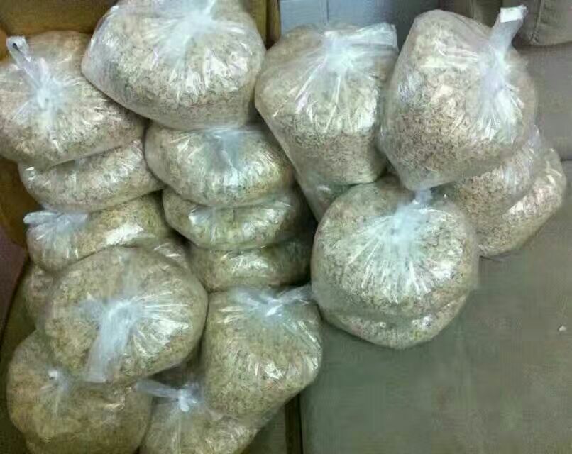 南美白对虾养殖户正在拌药投喂场景图