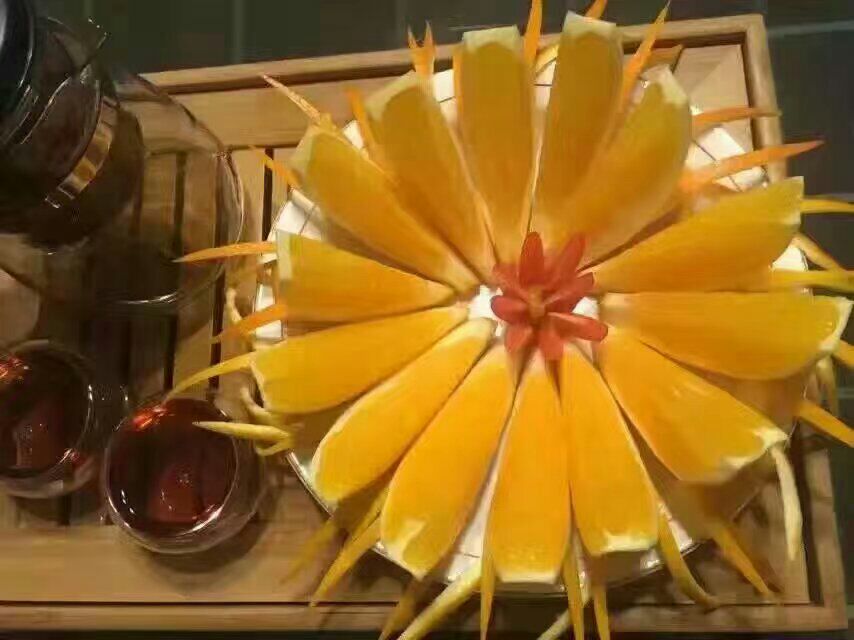 赣南脐橙在家庭餐桌上的多种食用方式场景图