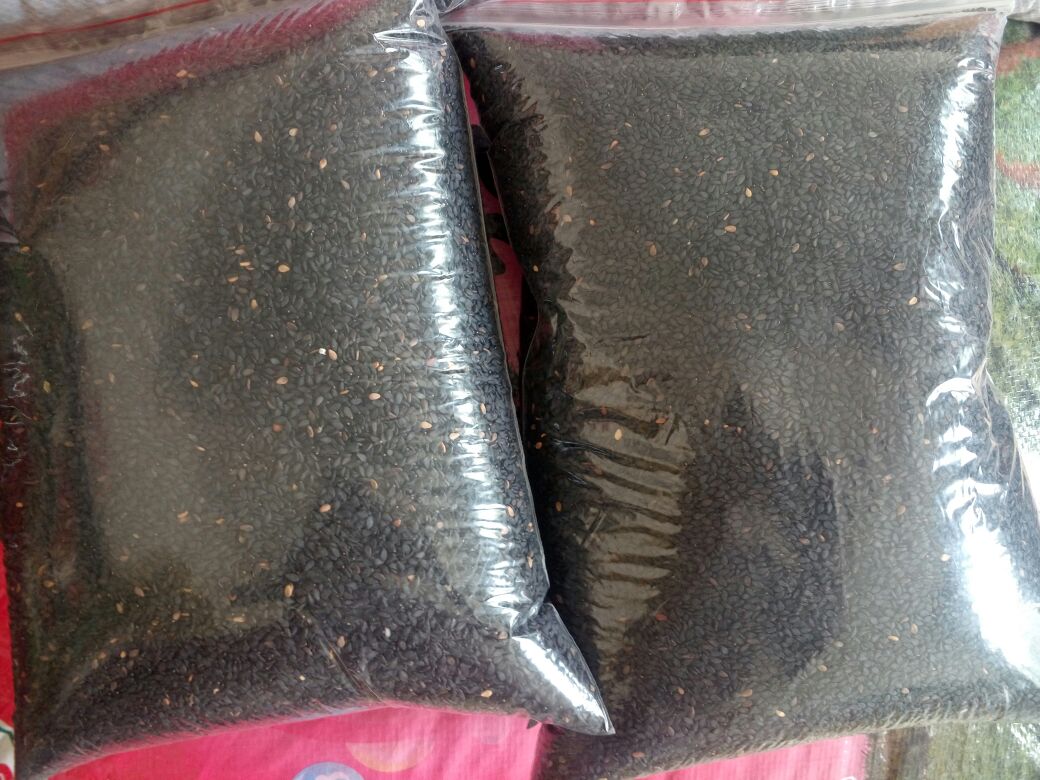 消费者在超市货架前挑选黑芝麻产品的场景