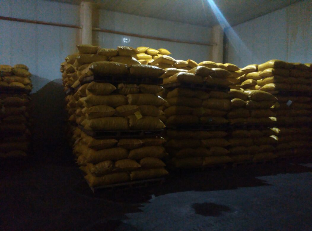 展示迁西板栗从采摘、去壳(可选)、切片、热风干燥到成品干板栗的全过程,背景为山区果园与现代化加工厂结合场景,突出‘鲜→干’重量变化标注 迁西板栗从鲜果到干果的加工流程图示