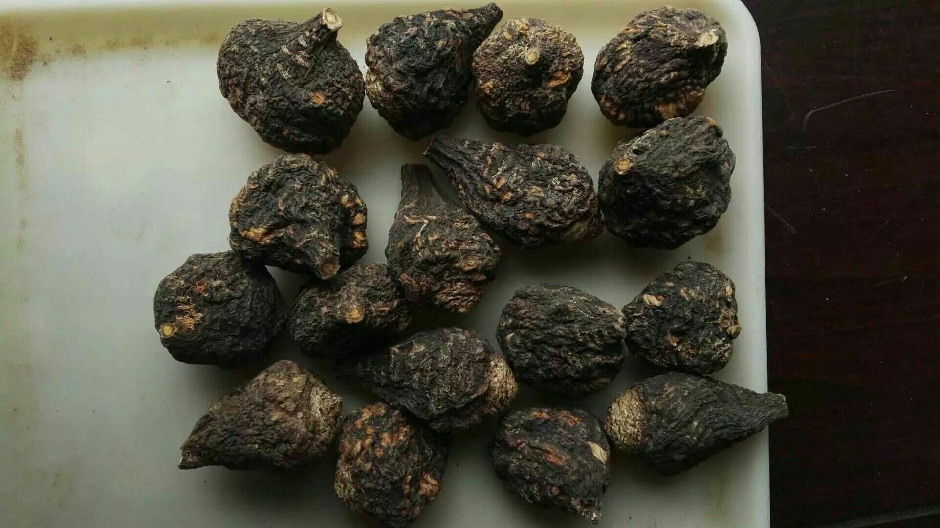 新鲜采收的黑玛卡块根,直径3–5cm,表皮深紫近黑,具明显同心环纹与须根痕,体现高海拔冷胁迫下多酚与生物碱富集特征 黑玛卡根茎特写:表皮呈深紫黑色,断面灰褐色带放射状维管束,表面覆有天然蜡质白霜,产自秘鲁Junín大区高原有机种植基地