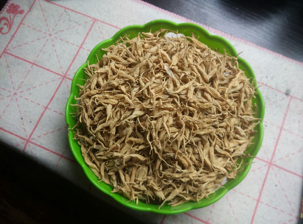 图片说明:左侧为切片晒干的粉葛,右侧为干燥处理的麦冬,两者均为中药材和日常食材的常见形态 粉葛与麦冬的实物对比图