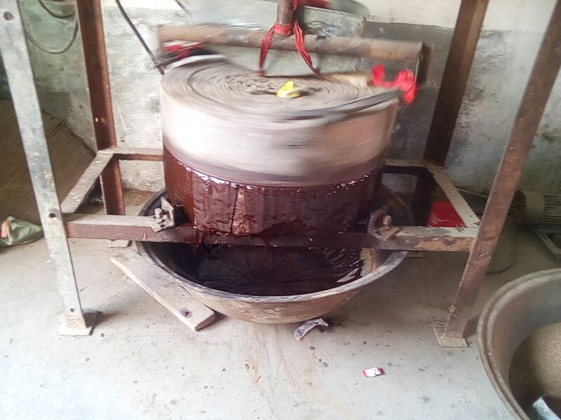 传统石磨榨油工艺现场