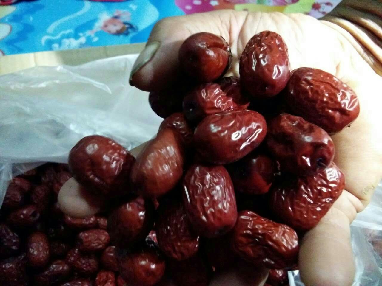 若羌红枣特写,展示其饱满红润的外观和自然光泽 若羌红枣特写