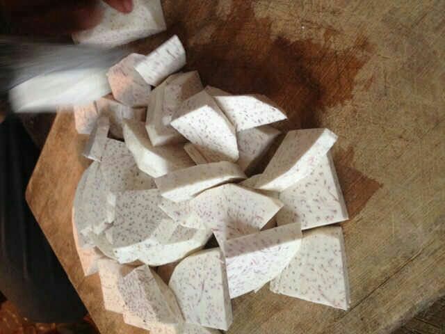 中式家常烹饪场景：砂锅中慢炖的香芋排骨汤，可见带皮香芋块（表皮微皱、呈浅褐紫）与排骨、枸杞共煮，汤色清亮微黄，表面浮少量油花，体现低脂高纤的传统粗粮入膳方式