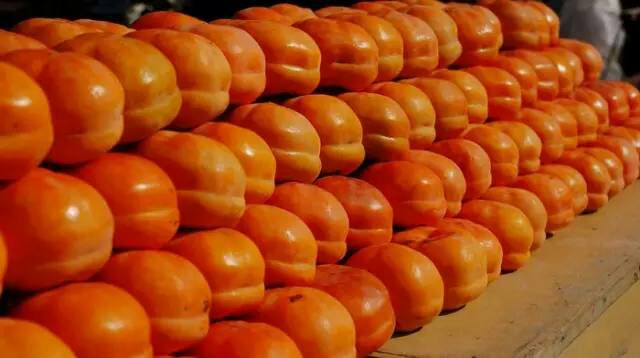 一盘排列整齐的橙子,用于展示橙子的平均大小和数量 橙子排列展示